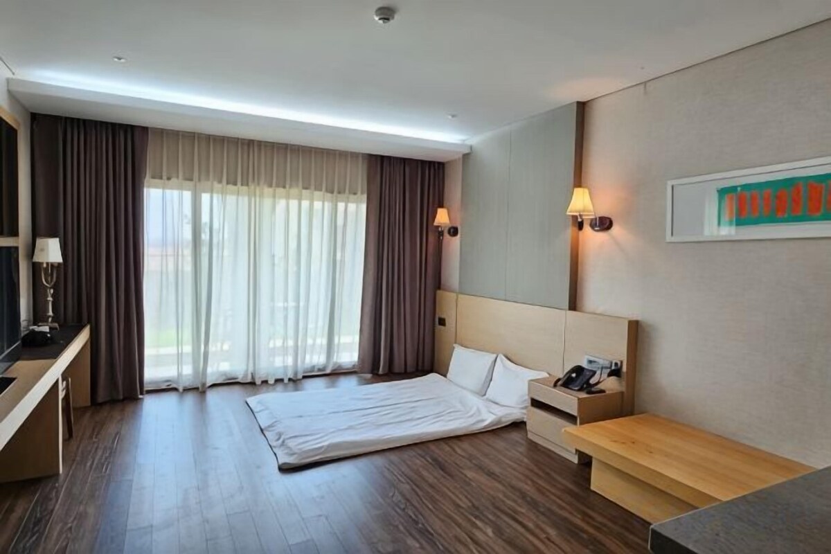 Premium bedding, down comforters, minibar (free items), in-room safe