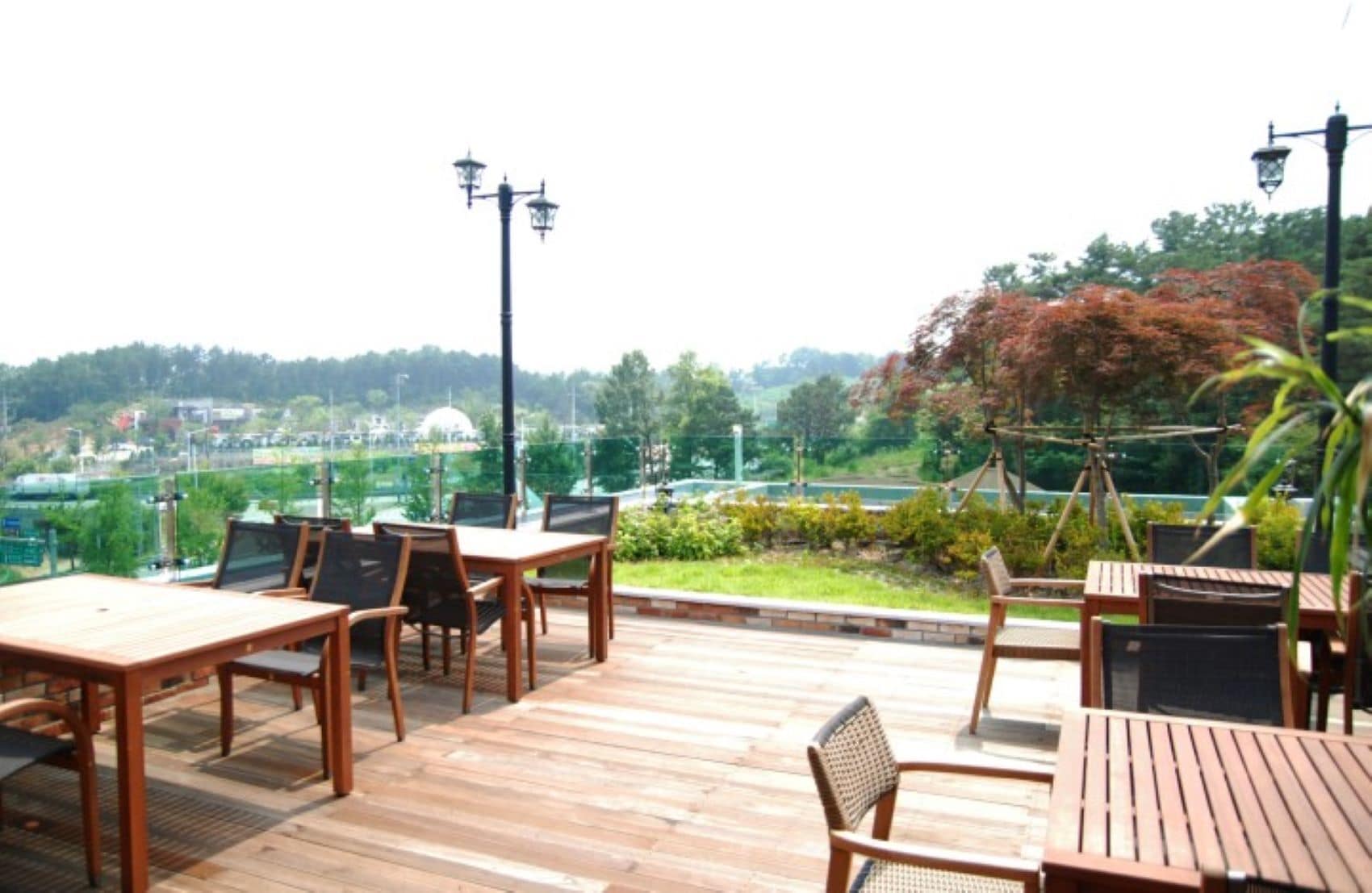 breakfast and lunch served, international cuisine