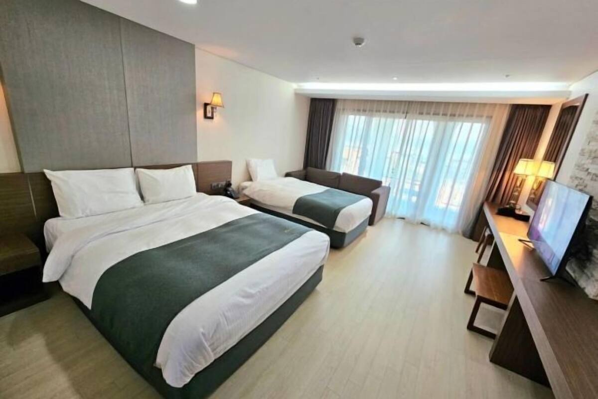 Seprai premium, minibar gratis, brankas, dan meja kerja