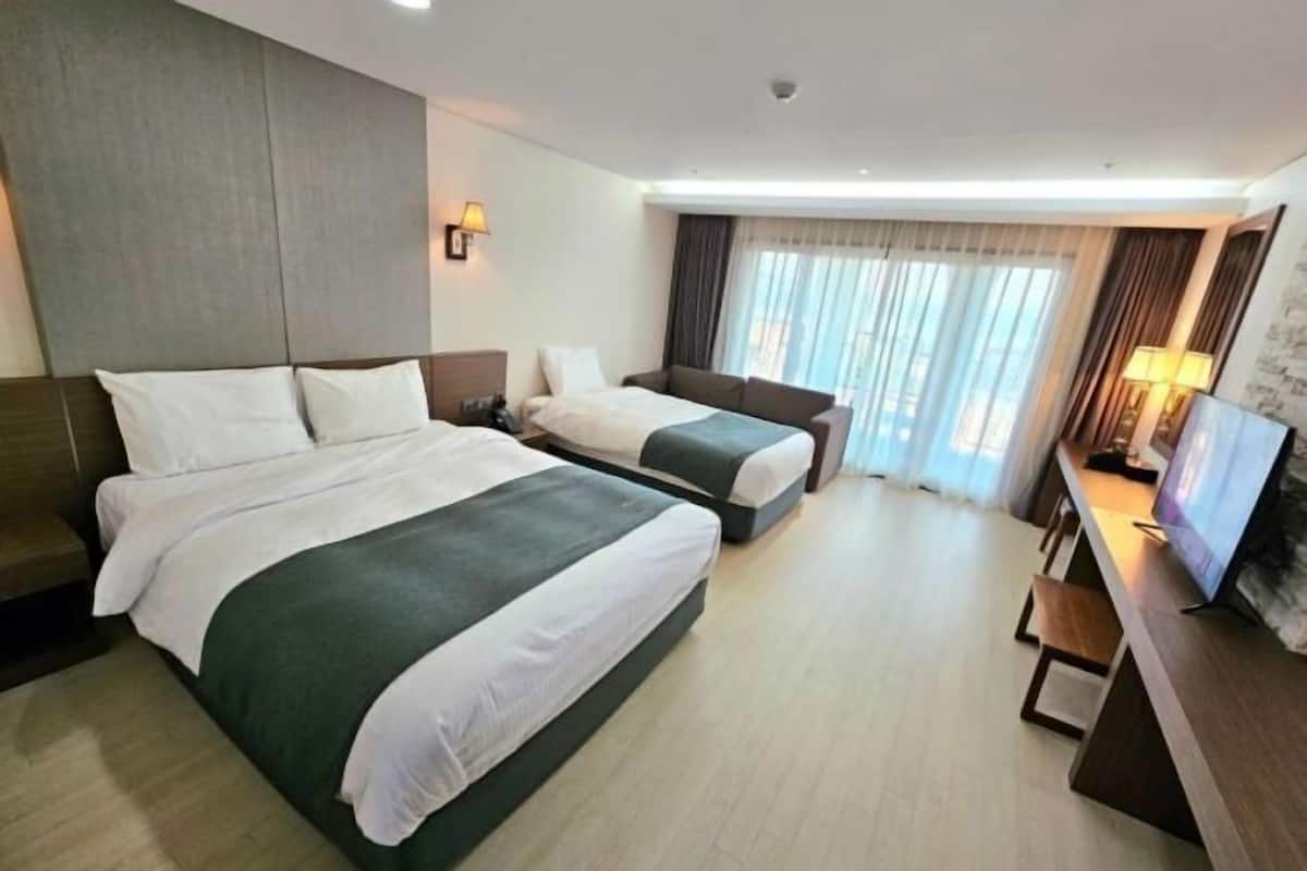 Premium bedding, free minibar, in-room safe, desk