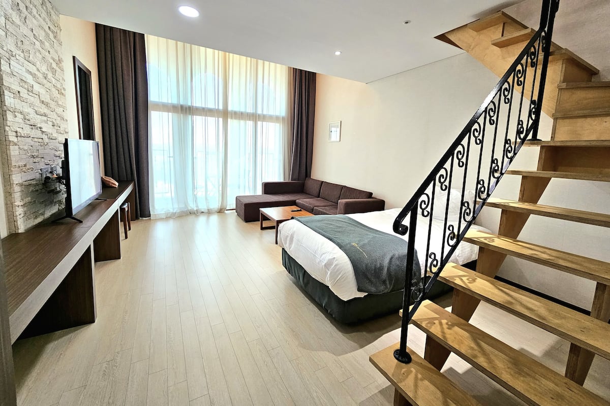 Dupleks (B - 1 double, 1 single, 1 futon) | Seprai premium, minibar gratis, brankas, dan meja kerja