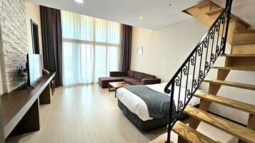 Duplex (B - 1 double, 1 single, 1 futon) | Premium bedding, free minibar, in-room safe, desk