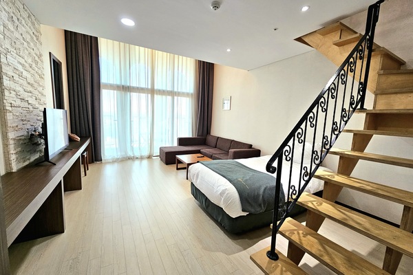 Duplex (B - 1 double, 1 single, 1 futon) | Premium bedding, free minibar, in-room safe, desk