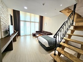 复式 (B - 1 double, 1 single, 1 futon) | 高档床上用品、迷你吧（备有免费物品）、客房内保险箱、办公桌