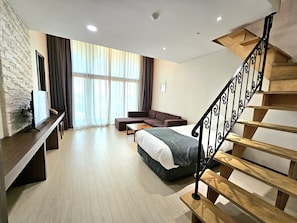 复式 (B - 1 double, 1 single, 1 futon) | 高档床上用品、迷你吧(备有免费物品)、客房内保险箱、办公桌