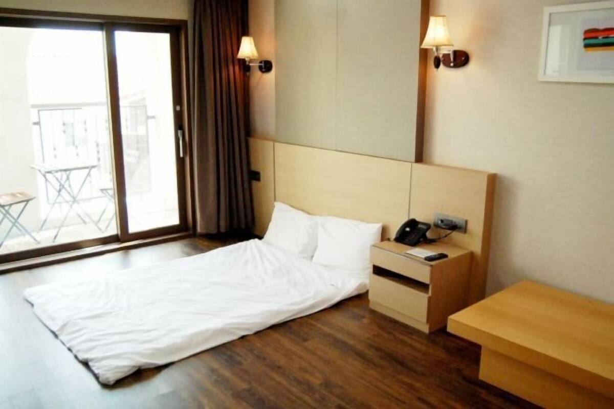 Seprai premium, minibar gratis, brankas, dan meja kerja