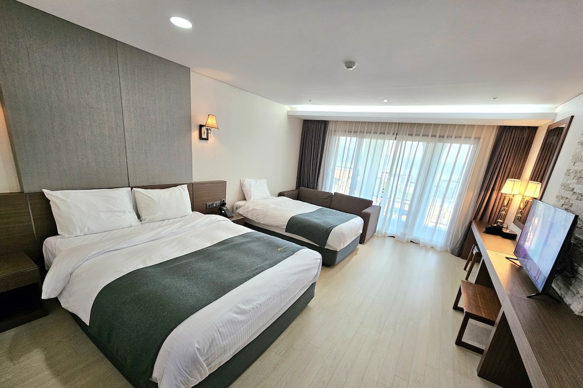 Seprai premium, minibar gratis, brankas, dan meja kerja