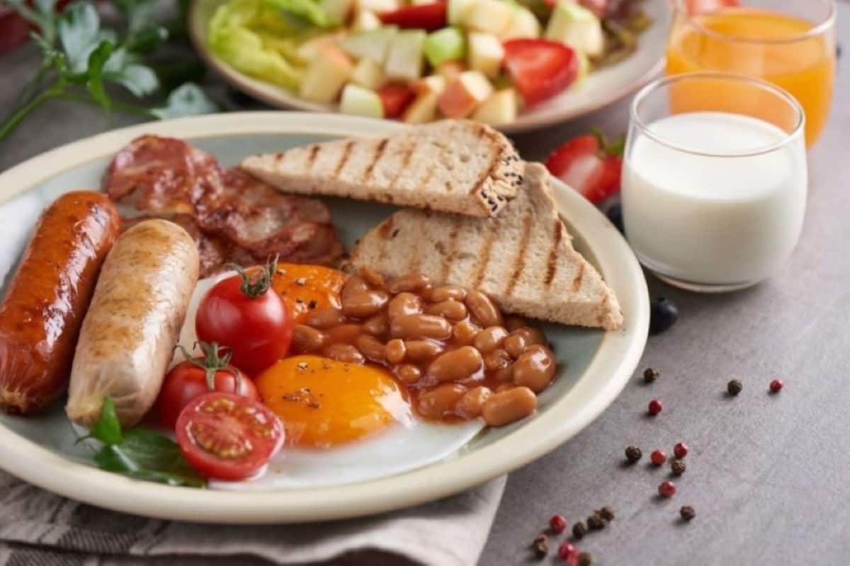 Melayani sarapan dan makan siang 