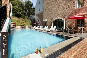 Una piscina al aire libre de temporada