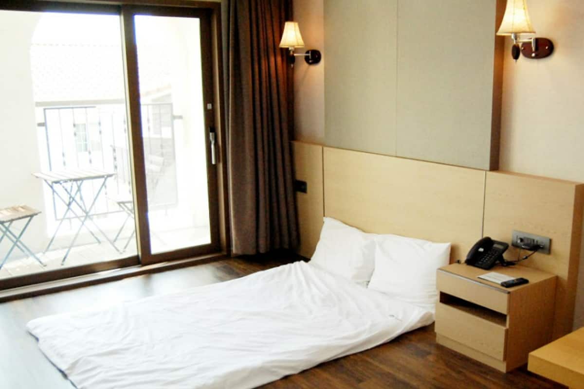 Kamar Superior (Korean Traditional Ondol) | Seprai premium, minibar gratis, brankas, dan meja kerja