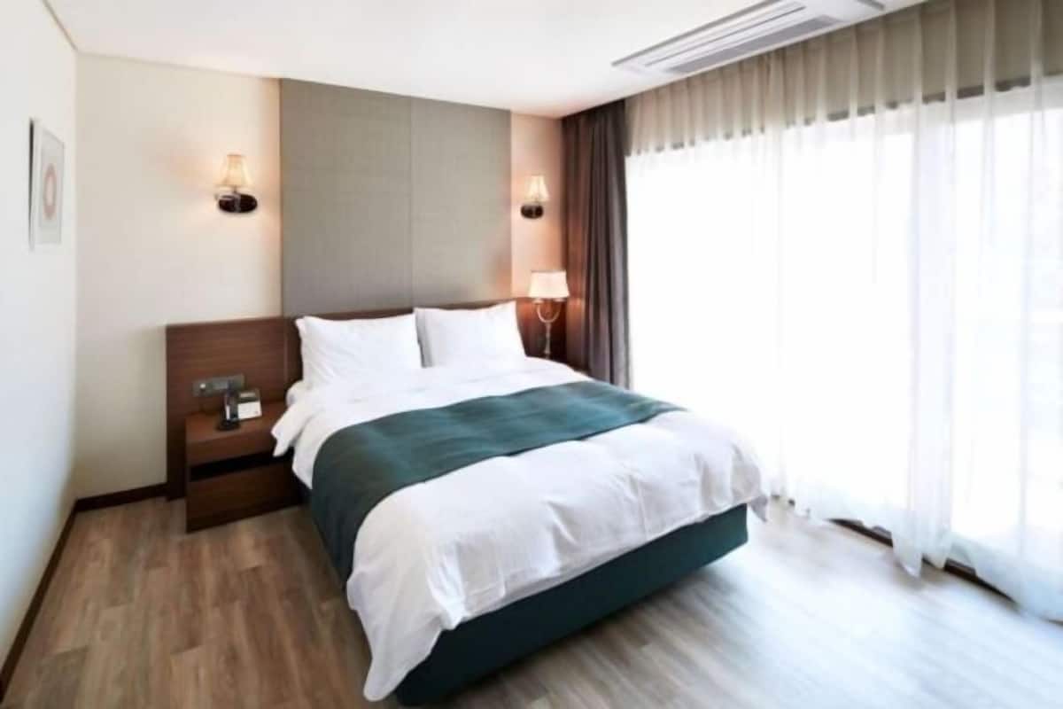 Premium bedding, free minibar, in-room safe, desk