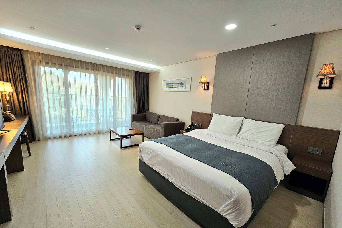 Kamar Double Deluks | Seprai premium, minibar gratis, brankas, dan meja kerja