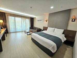 Chambre Deluxe double | Literie de qualité, articles de minibar gratuits, coffre-fort, bureau