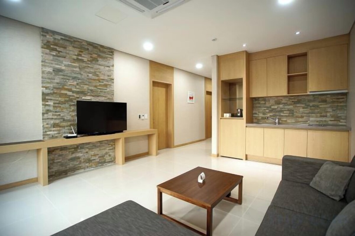 Living area | 24-inch flat-screen TV with cable channels, TV, pay movies
