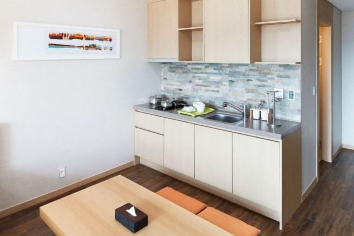 Private kitchen | Fridge, shared microwave, electric kettle