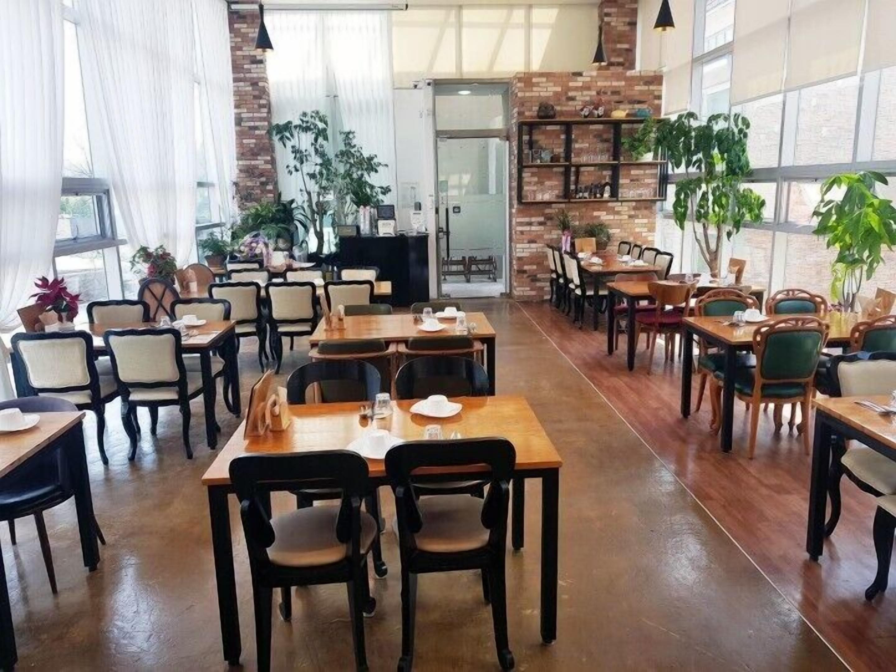 breakfast and lunch served, international cuisine