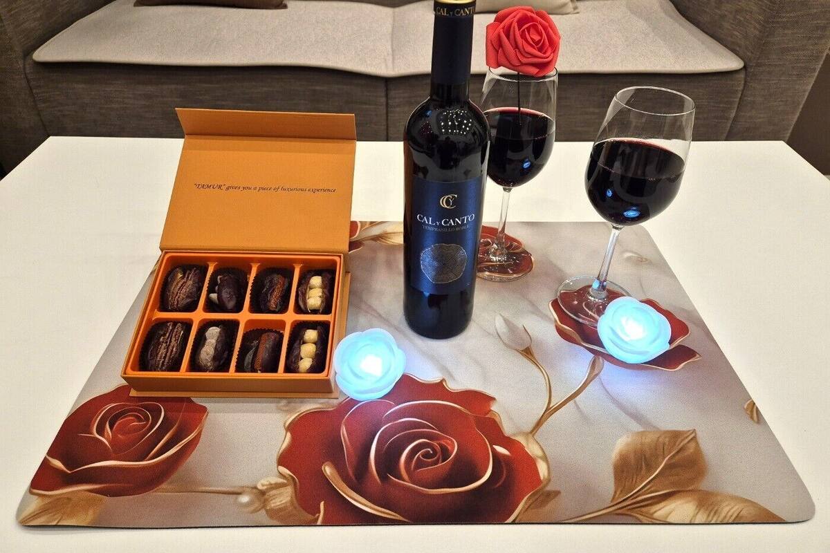 Seprai premium, minibar gratis, brankas, dan meja kerja