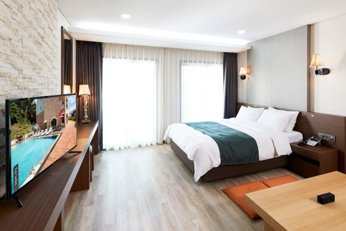 Seprai premium, minibar gratis, brankas, dan meja kerja