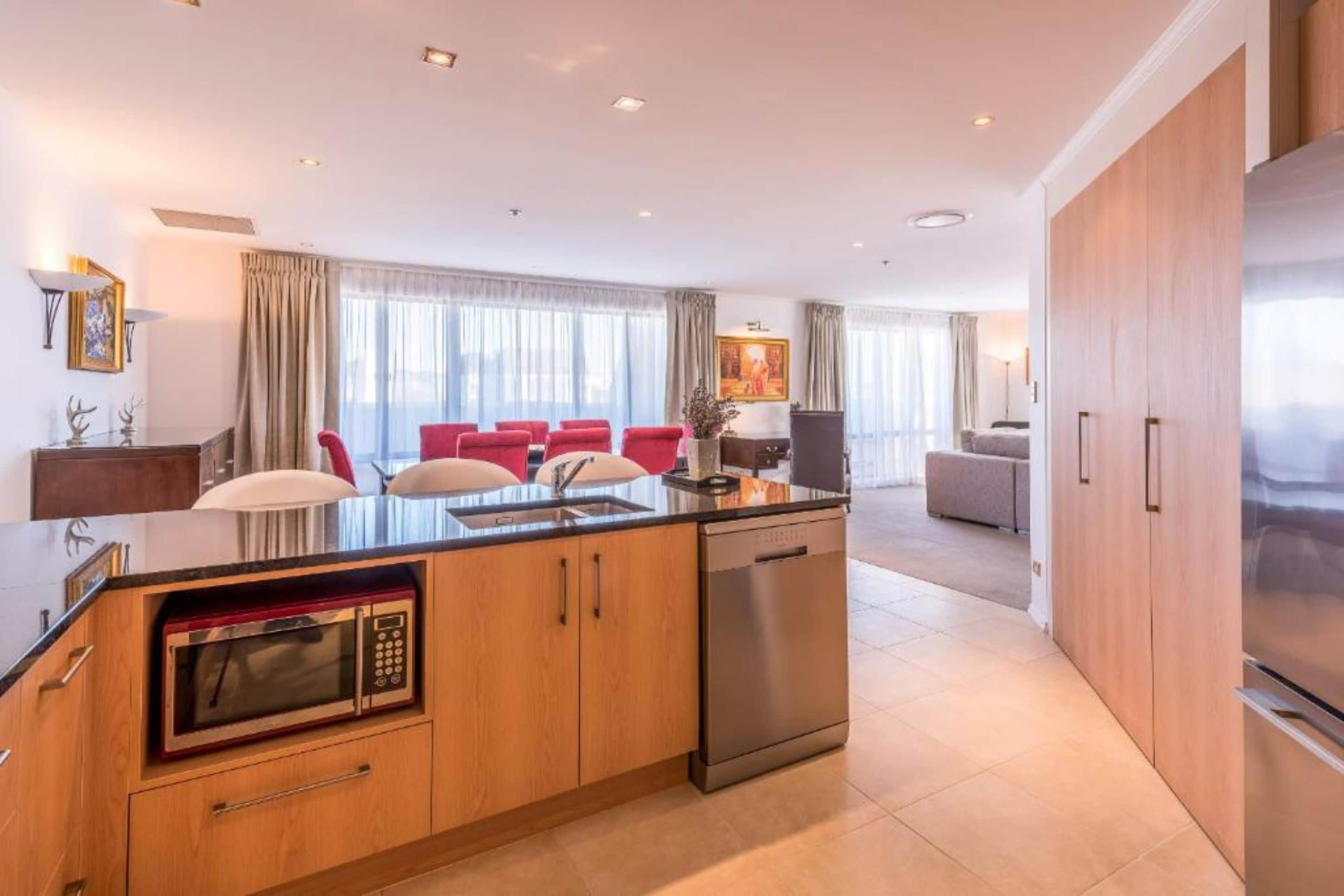 Lemari es besar, microwave, kompor, dan ketel listrik