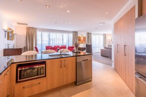 Grand réfrigérateur, micro-ondes, plaque de cuisson