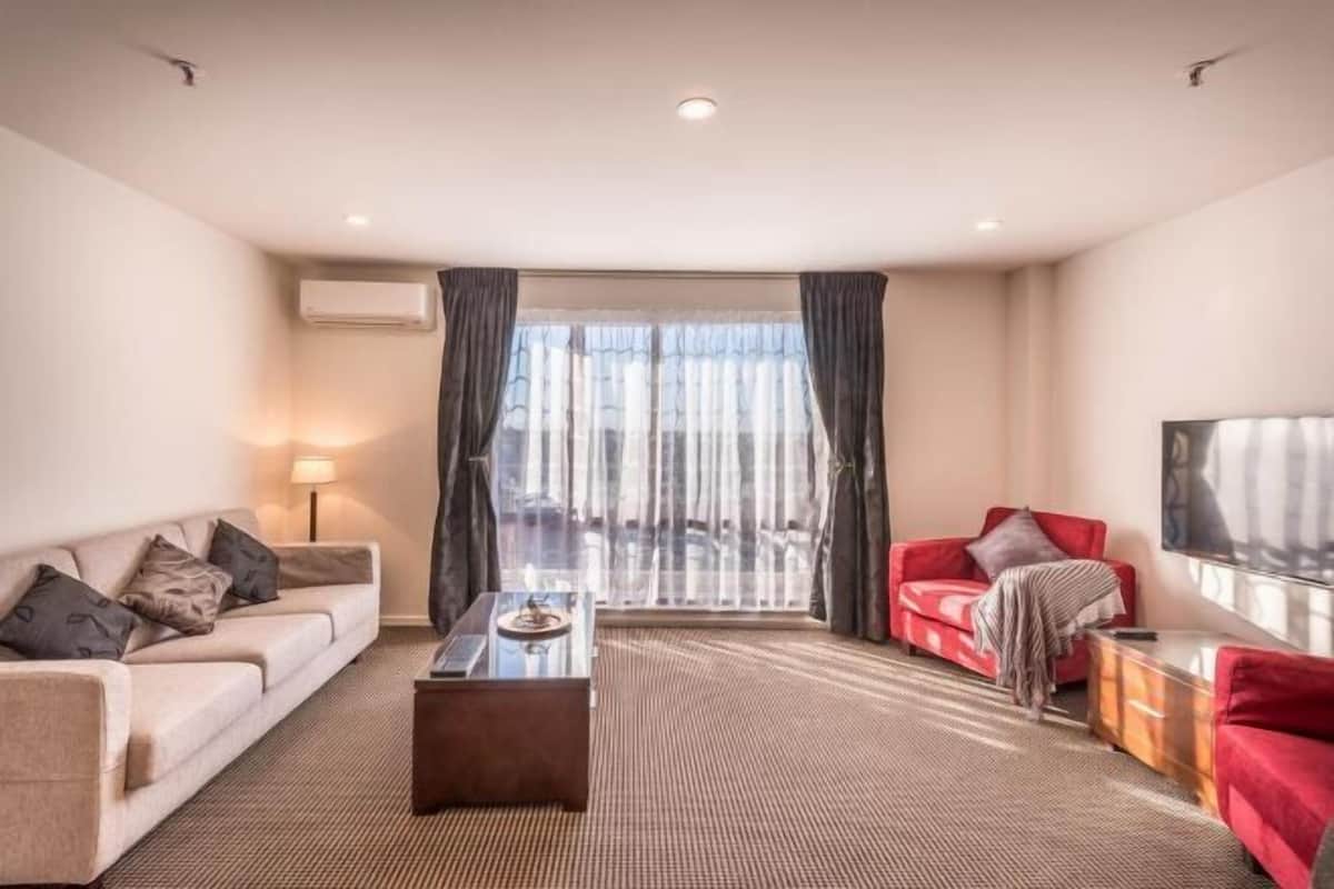 リビング エリア | 48 インチのテレビ (デジタル放送視聴可)