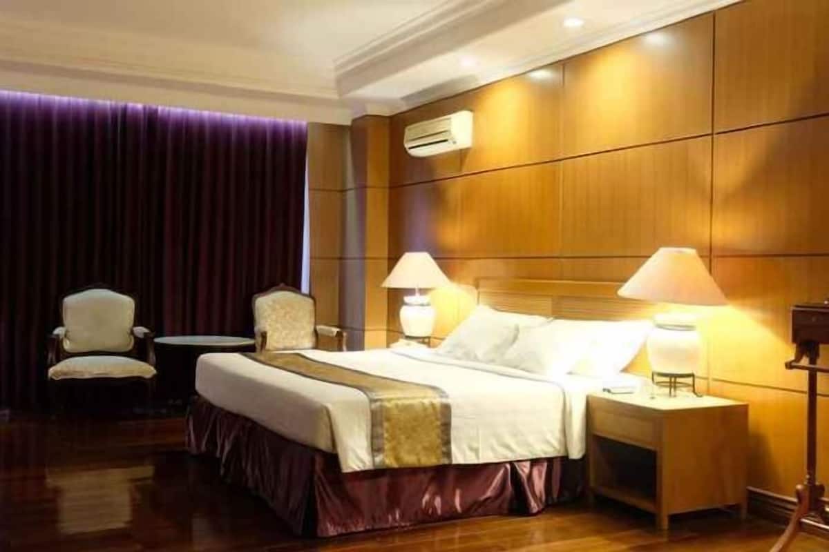 Minibar, in-room safe, desk, free WiFi