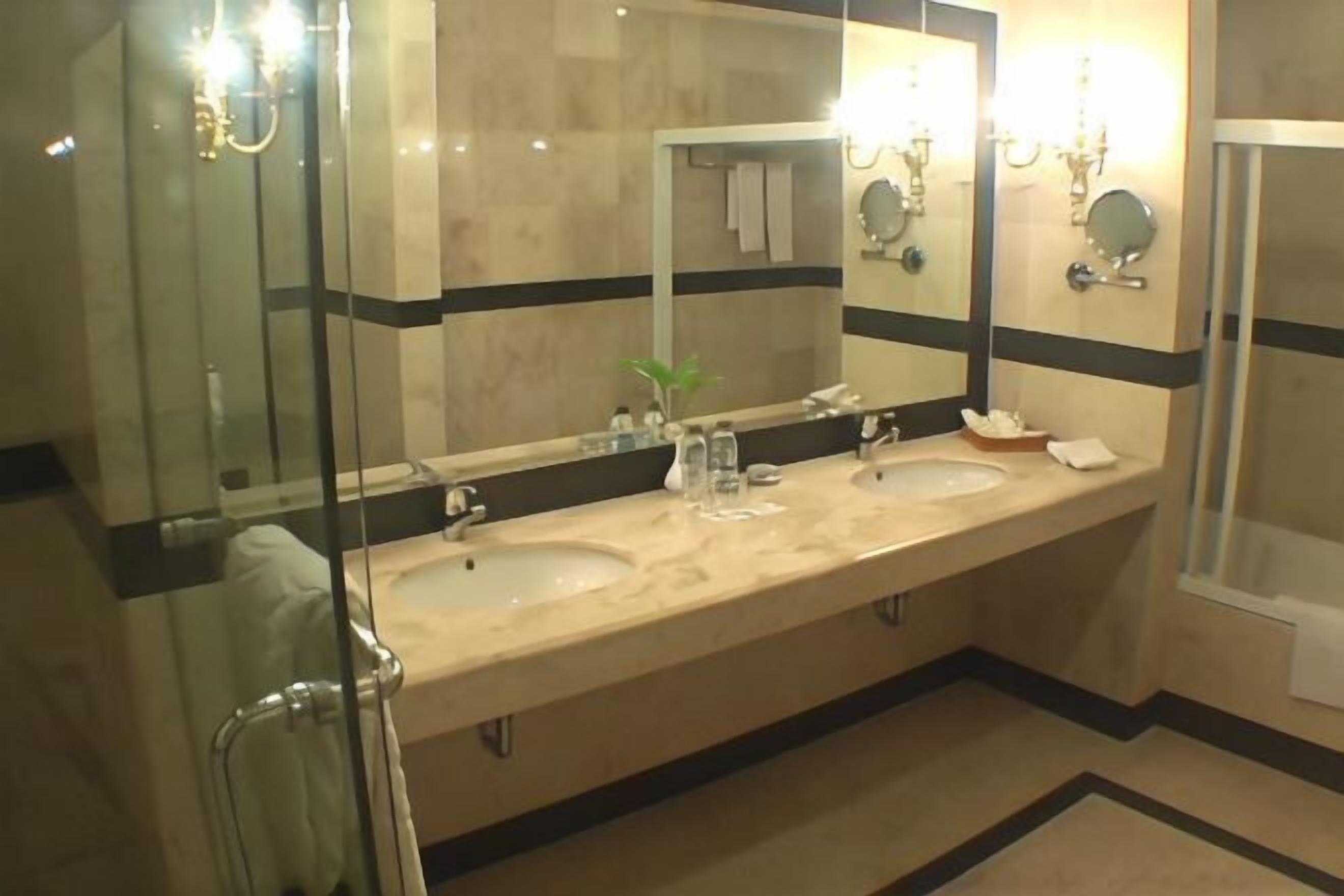 Badkamer | Een douche, gratis toiletartikelen, een haardroger, badjassen