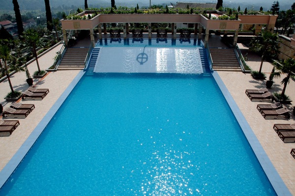 Una piscina al aire libre