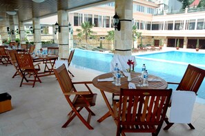 Outdoor pool - Royal Senyiur Hotel Pasuruan (Prigen)