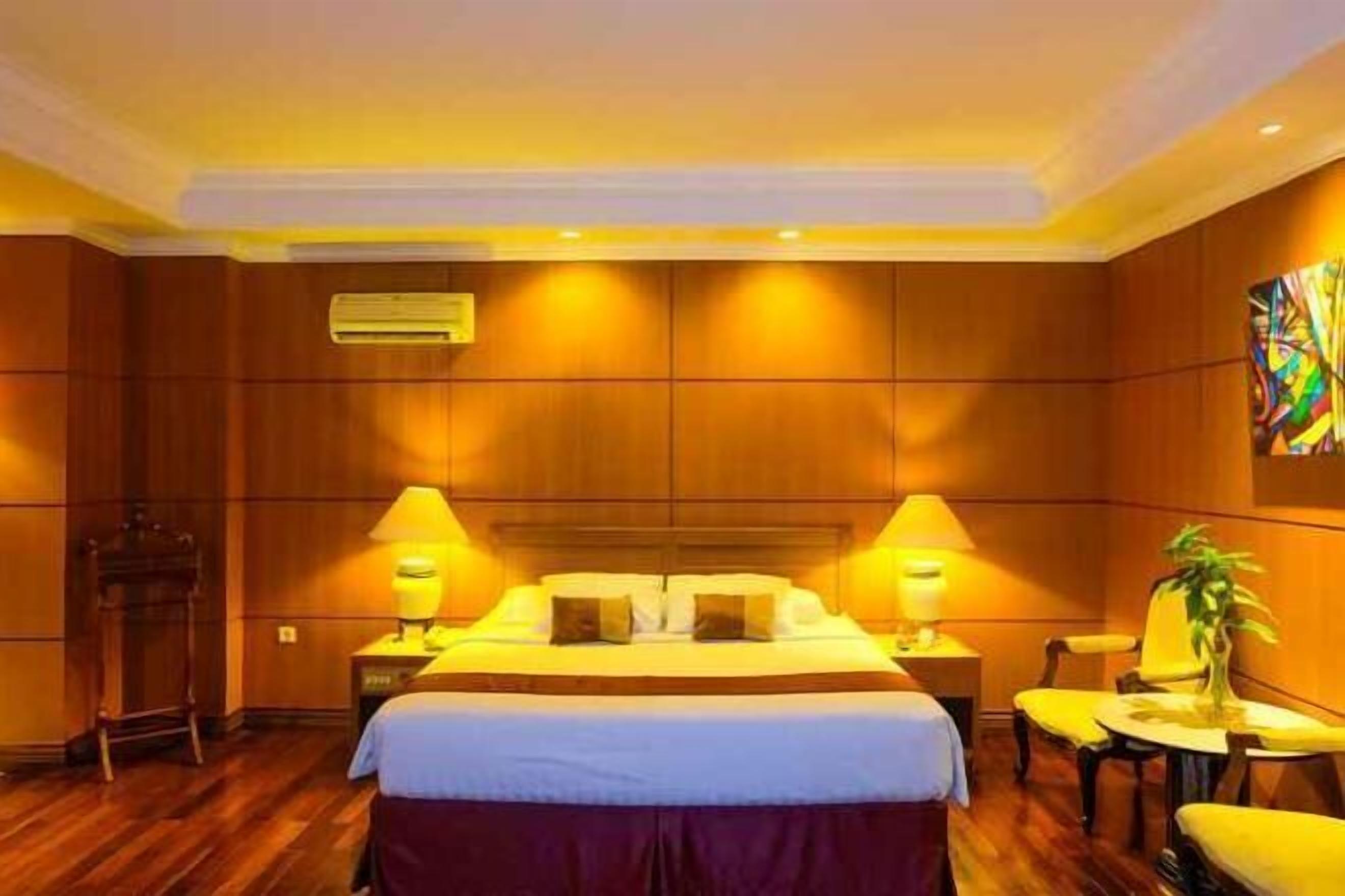 Minibar, coffres-forts dans les chambres, bureau, Wi-Fi gratuit