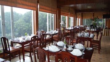 Breakfast, lunch, dinner served; international cuisine