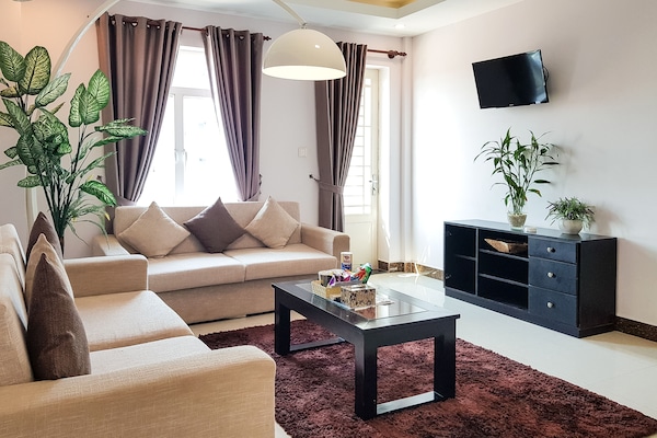 Televisión de pantalla plana, mesa de ping pong, libros