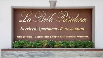 Señal de La Belle Residence, apartamentos con servicios y restaurante, ubicada en #1491, Calle 81 BT, Sangkat Beoung Tampun, Khan Meanchey, Phnom Penh.