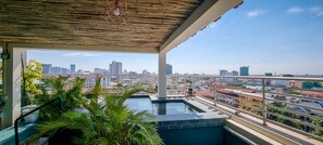 Outdoor pool - La Belle Residence (Phnom Penh)