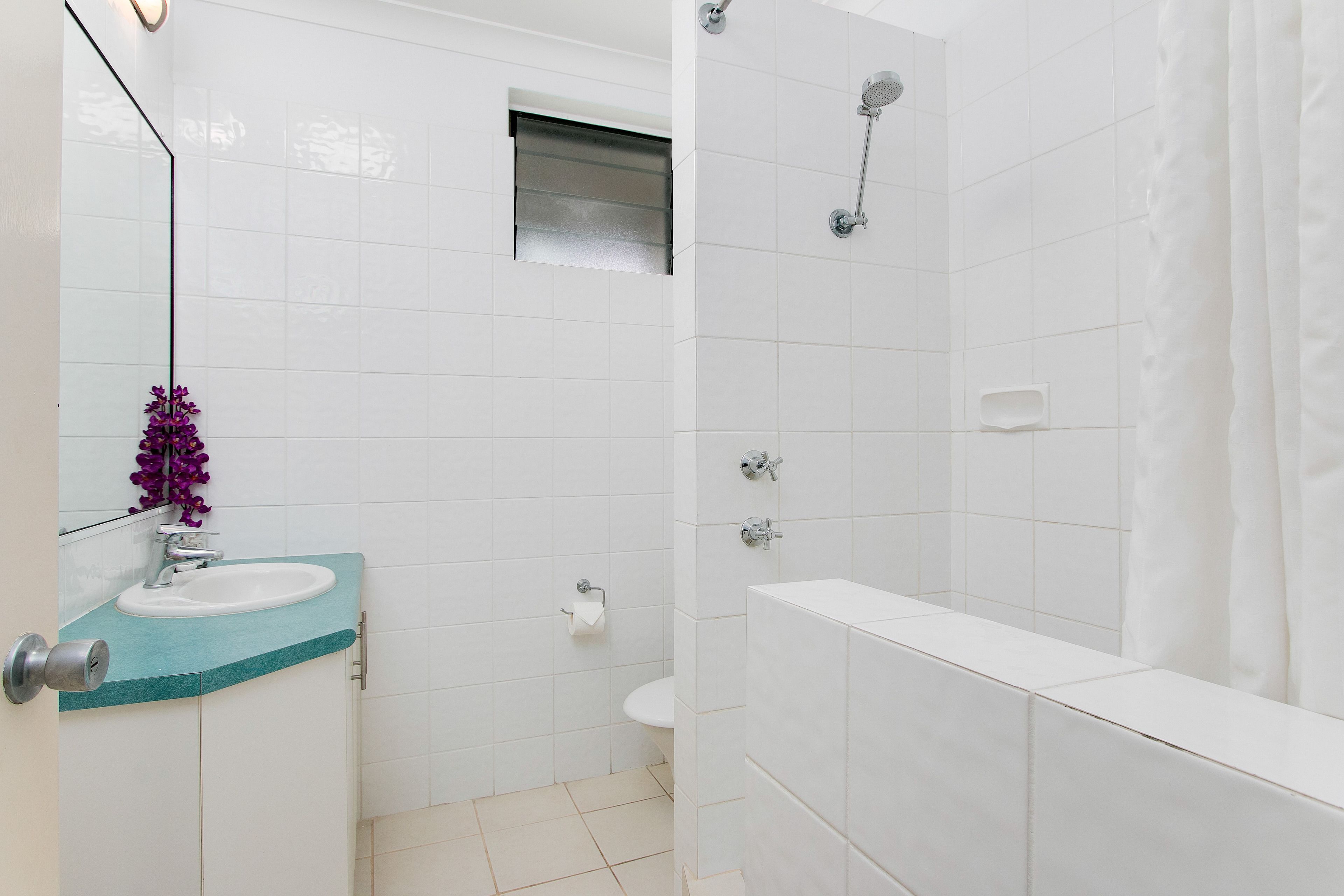 Apartamento standard, 1 quarto | Banheiro | Chuveiro, produtos de toalete grátis, secador de cabelo 
