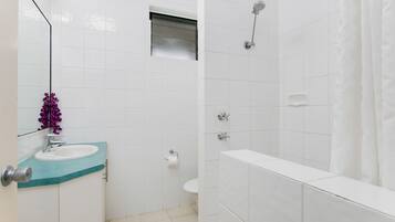 Ducha, artículos de tocador gratuitos, secador de pelo, toallas