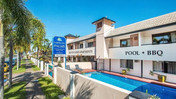 A modern hotel with self-contained apartments, a swimming pool, and a BBQ area. - Cairns City Palms (Cairns North)