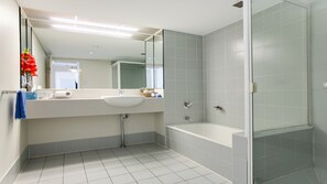 Apartment, 2 Schlafzimmer, Meerblick | Badezimmer | Dusche, kostenlose Toilettenartikel, Haartrockner, Handtücher