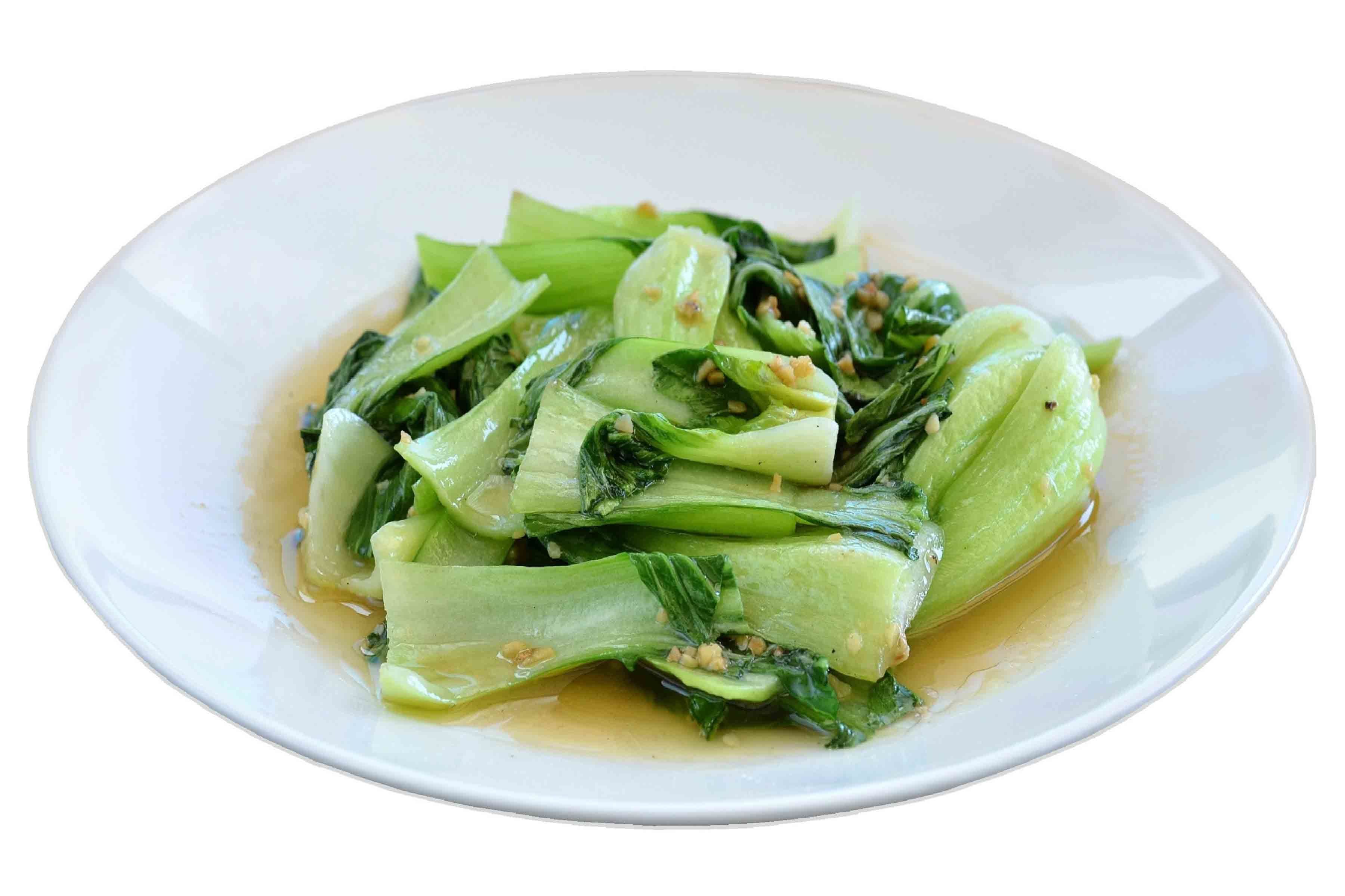 Un plato de bok choy cocido con salsa ligera.