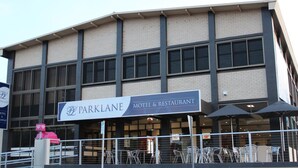 A building with a sign for Parklane Motel & Restaurant. - Parklane Motel Murray Bridge (Murray Bridge)