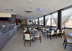 Kontinental frukost varje dag mot avgift