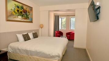 1 dormitorio, caja fuerte, escritorio y tabla de planchar con plancha