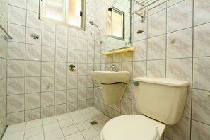 Habitación cuádruple | Baño | Regadera, amenidades de baño gratuitas, secadora de cabello, pantuflas
