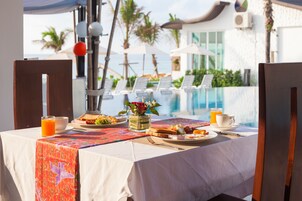 本地与国际菜，海滩景观