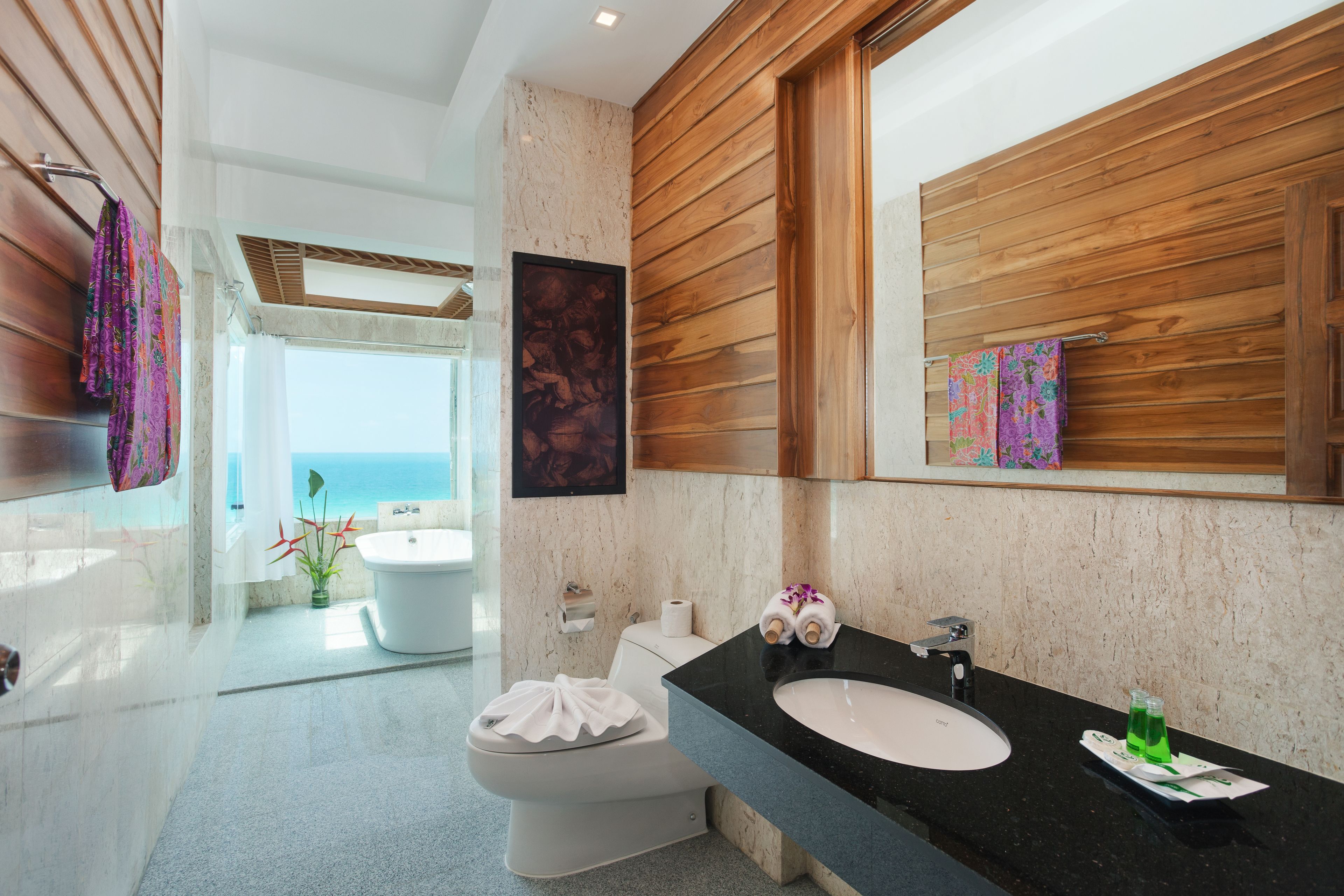 deluxe double room, sea view | bathroom | separate bathtub and shower, free toiletries, bidet, towels