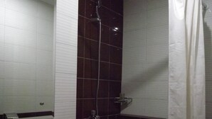 Superior Room, 1 Bedroom | Bathroom sink - Margonda Residence III (Depok)