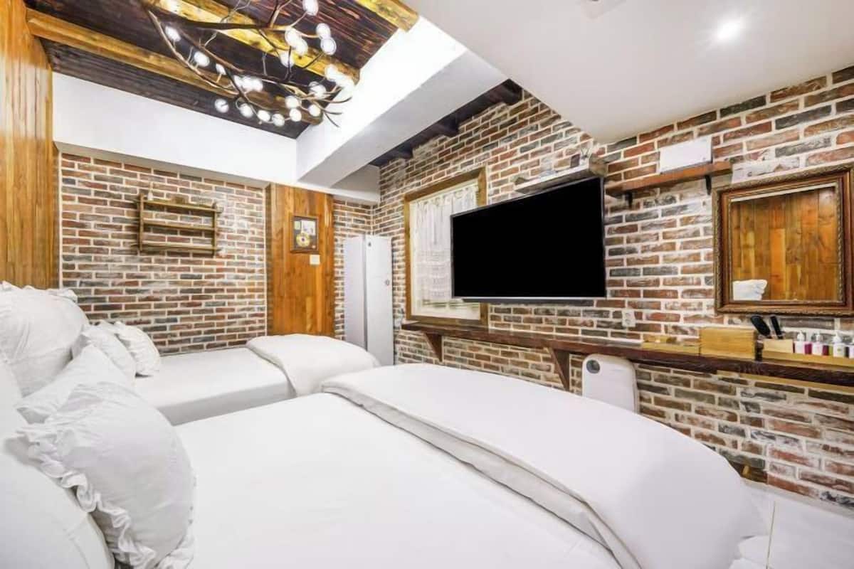 1 bedroom, individually decorated, individually furnished, desk