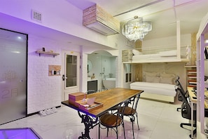 Premium Suite Twin (Duplex Room will be assigned randomly) | 1 sovrum, individuell inredning, unika möbler och skrivbord