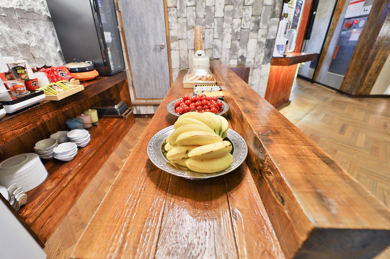 Una mesa de bufé con diversos alimentos y un microondas al fondo.