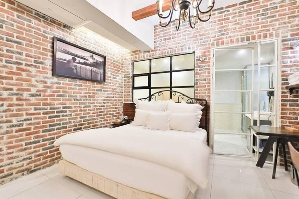 Decoración individual, mobiliario individual, escritorio y wifi gratis